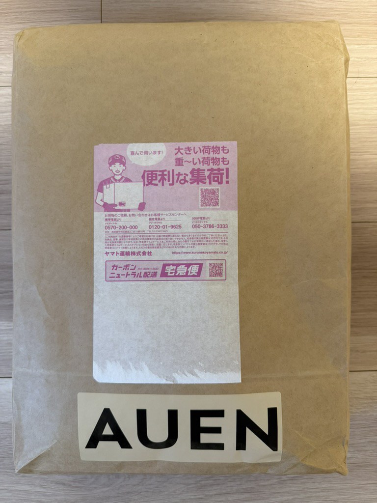 AUEN夏CODE5の到着時の荷姿。クラフト紙の包装にAUENのステッカー